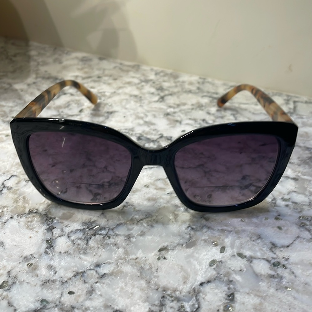 Martha Stewart Built in Readers Sunglasses
